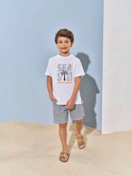 CONJUNTO INFANTIL DIVERTTO CAMISETA EM MEIA MALHA ESTAMPADA E BERMUDA EM MOLETOM LISTRADO - 27032